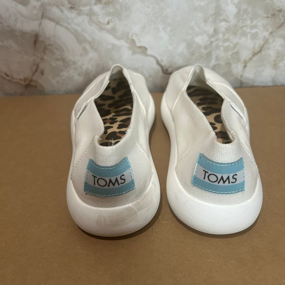 TOMS Women Size 8 Canvas Slip On Shoes White Leopard Print Lining Comfort Casual - Picture 2 of 4